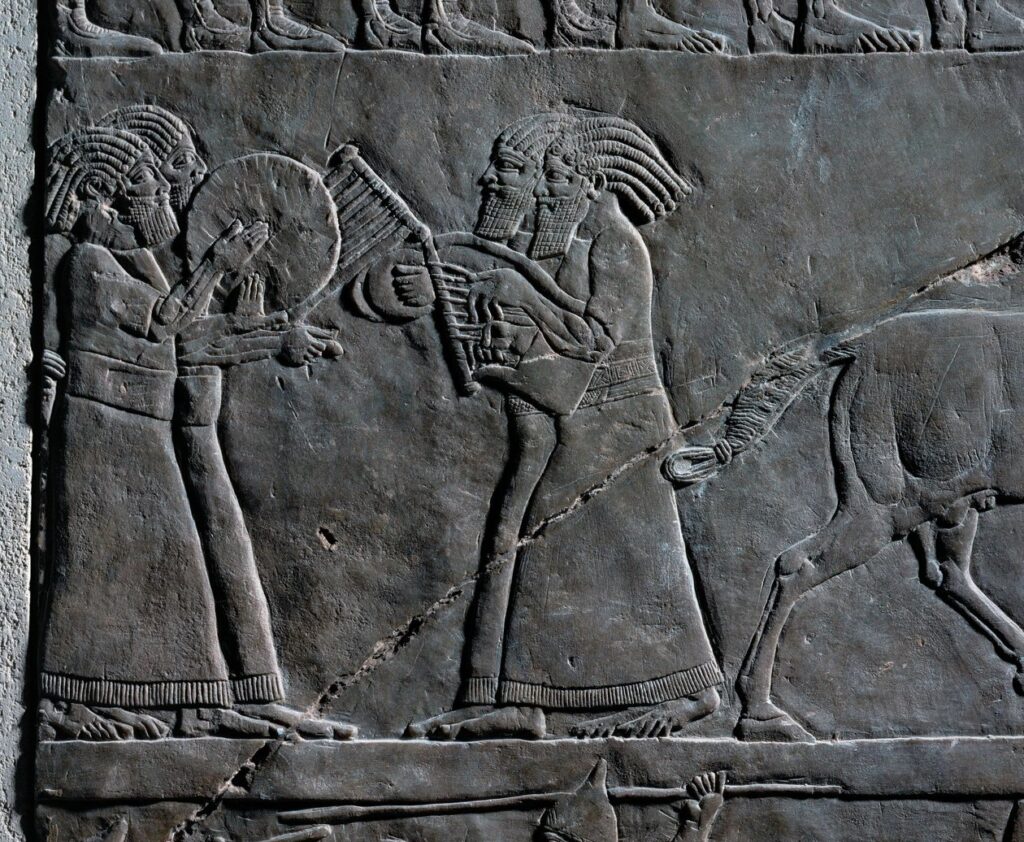 Músicos ejercito cimbales y arpas, Asiria Mesopotamia