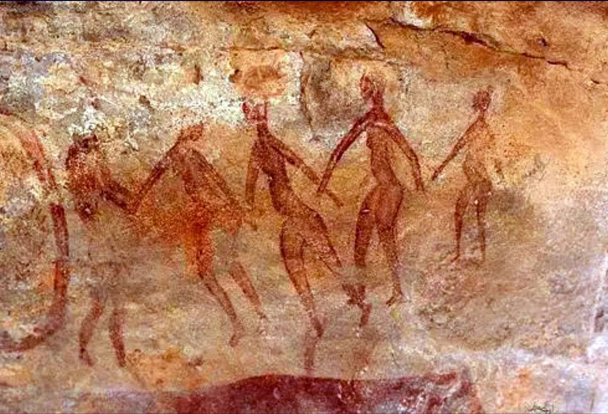 Pinturas rupestres Tassili n’Ajjer (Argelia) figuras humanas en movimiento, escenas de vida comunitaria y ritual Neolítico